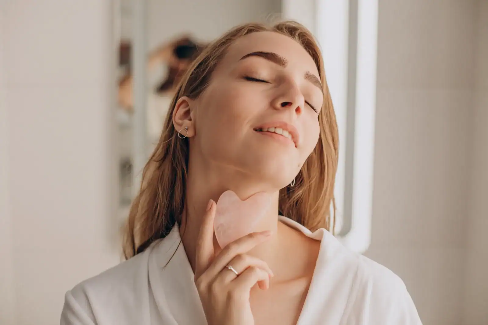 OBLIČEJOVÁ JÓGA A KÁMEN GUA-SHA: DVOJICE SE SÍLOU OMLAZUJÍCÍHO ÚČINKU