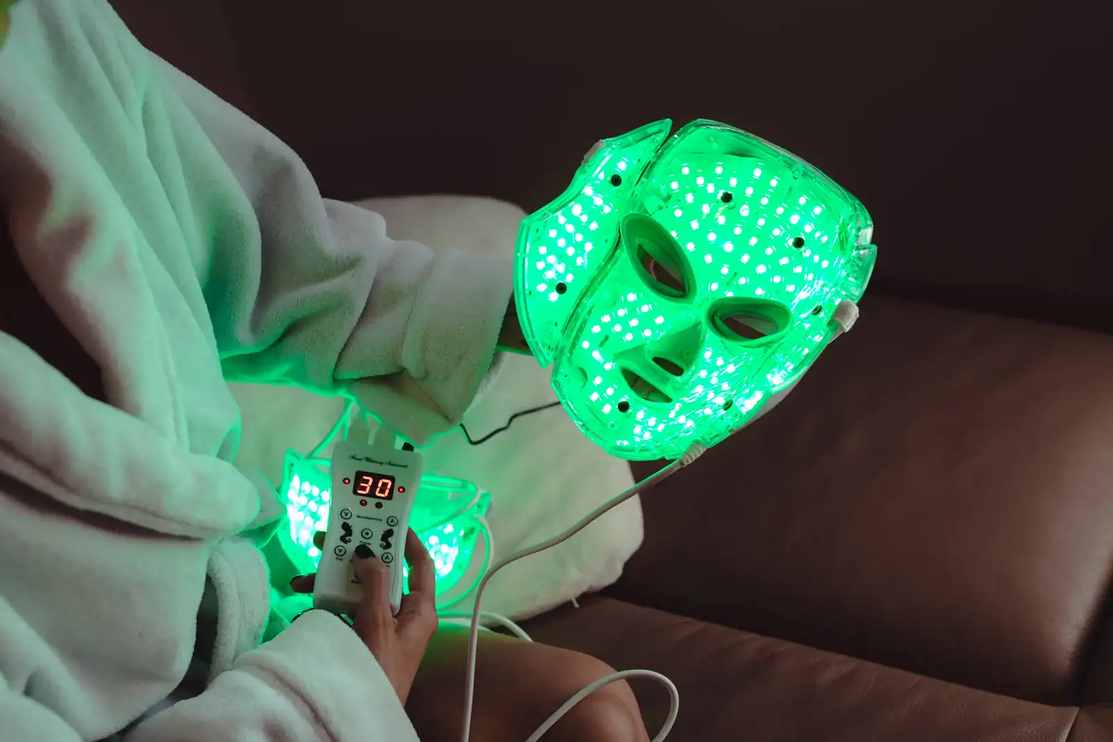 ZÍSKEJTE KRÁSNOU PLEŤ S FOTONOVOU TERAPIÍ S NAŠÍ REVOLUČNÍ LED MASKOU!